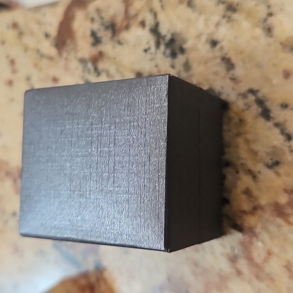 Gold 10KT Ring with Elegant Design - Picture 9 of 10